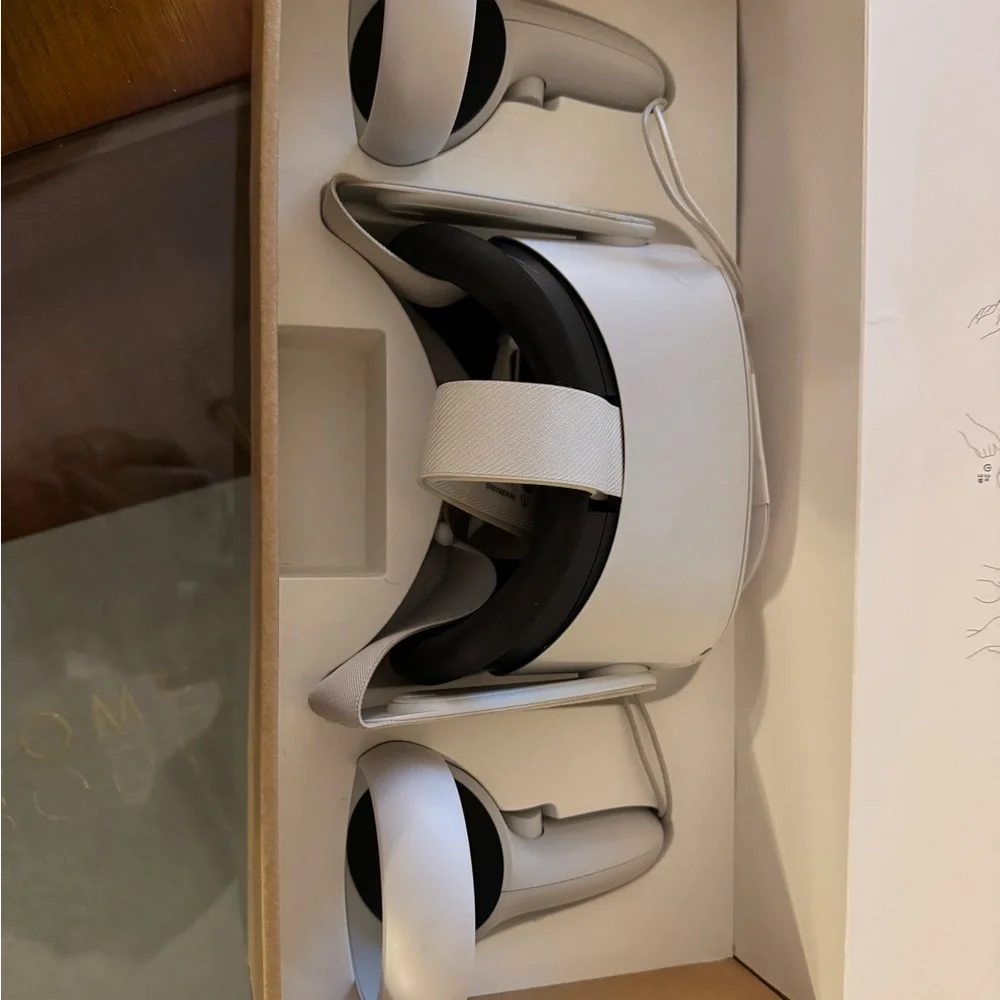 VR Headset with Controllers - White